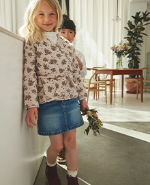 Silhouette Jupe en jean Basics fille + Boots cuir à noeud fille + Veste matelassée imprimée fleurs fille