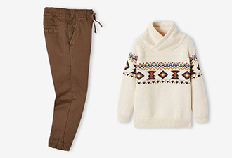 Silhouette Pull jacquard col croisé garçon + Pantalon jogger couleur facile à enfiler garçon + Caban à capuche garçon doublé sherpa + Bottines crantées lacées et zippées cuir garçon