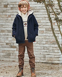 Silhouette Pull jacquard col croisé garçon + Pantalon jogger couleur facile à enfiler garçon + Caban à capuche garçon doublé sherpa + Bottines crantées lacées et zippées cuir garçon