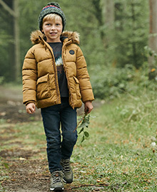 Silhouette Jean droit MorphologiK indestructible MEDIUM 'waterless' garçon + Bottines lacées et zippées garçon + Doudoune à capuche doublée polaire avec gants ou moufles garçon + Bonnet garçon en maille bandes colorées