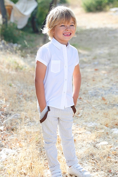 Мальчик в джинсах и белой рубашке