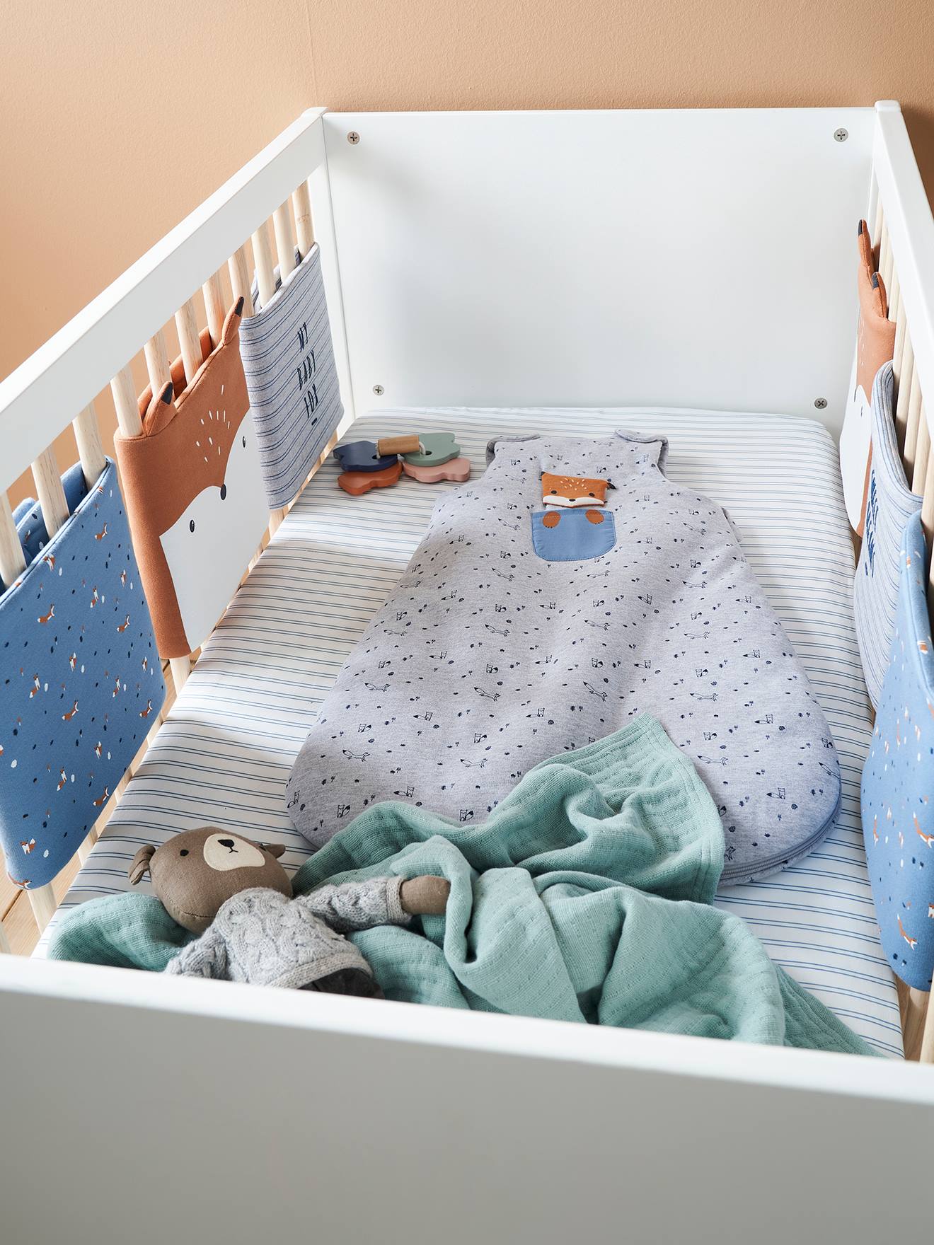 Tour de lit bébé Le lit de bébé entoure le pare-chocs de lit pare-chocs