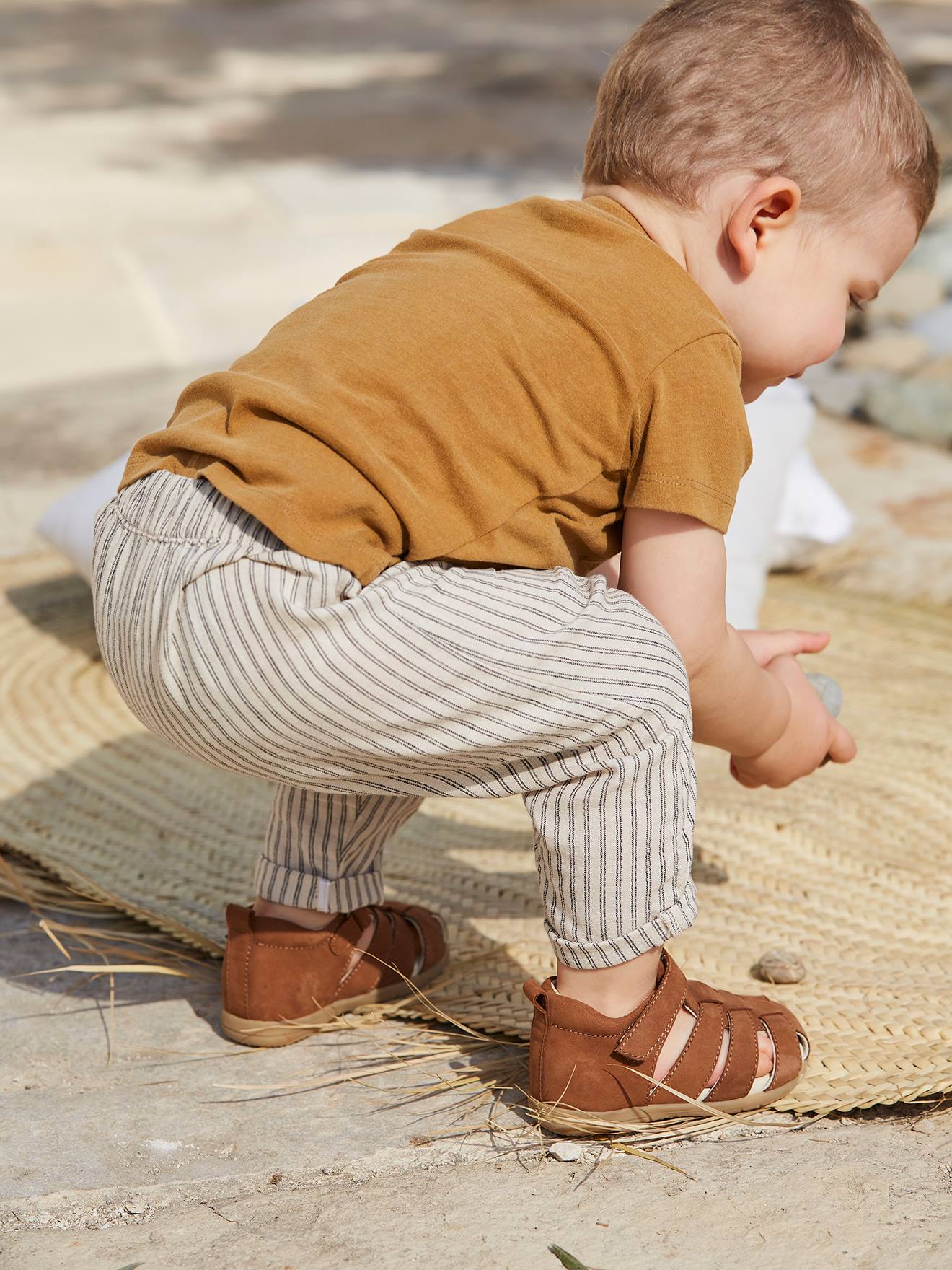 Chaussures premiers pas : comment bien chausser bébé ? 