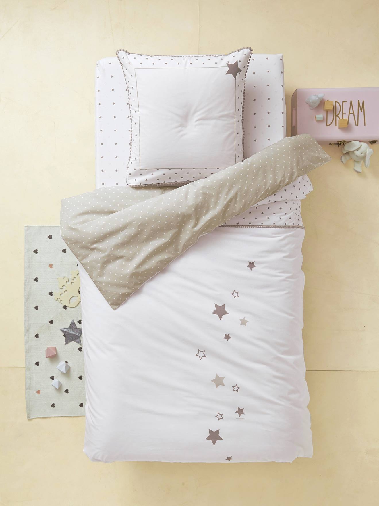 white duvet cover and pillowcases