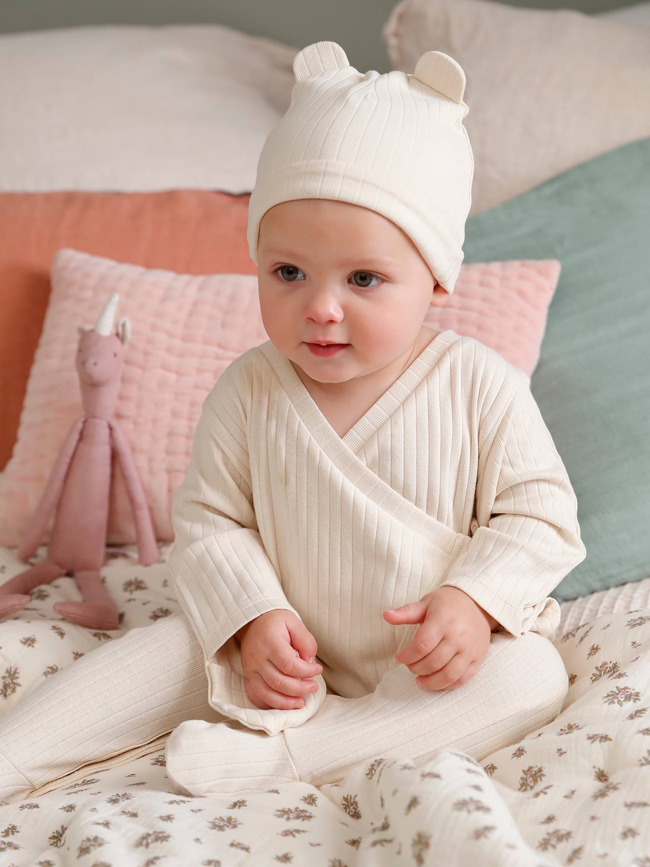 bonnet bebe de naissance en tricot avec oreilles en relief beige