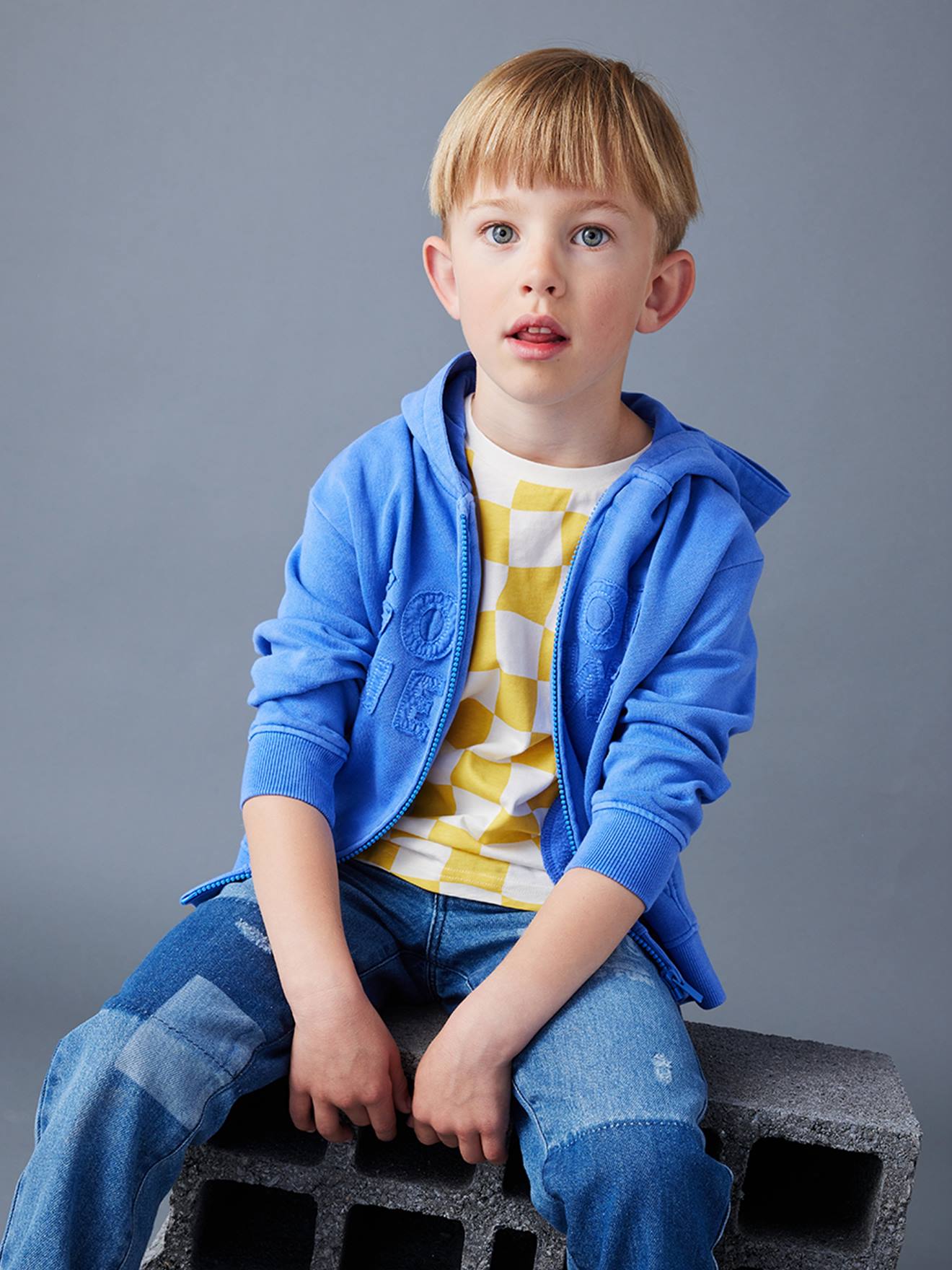 hooded-jacket-with-zip-letter-