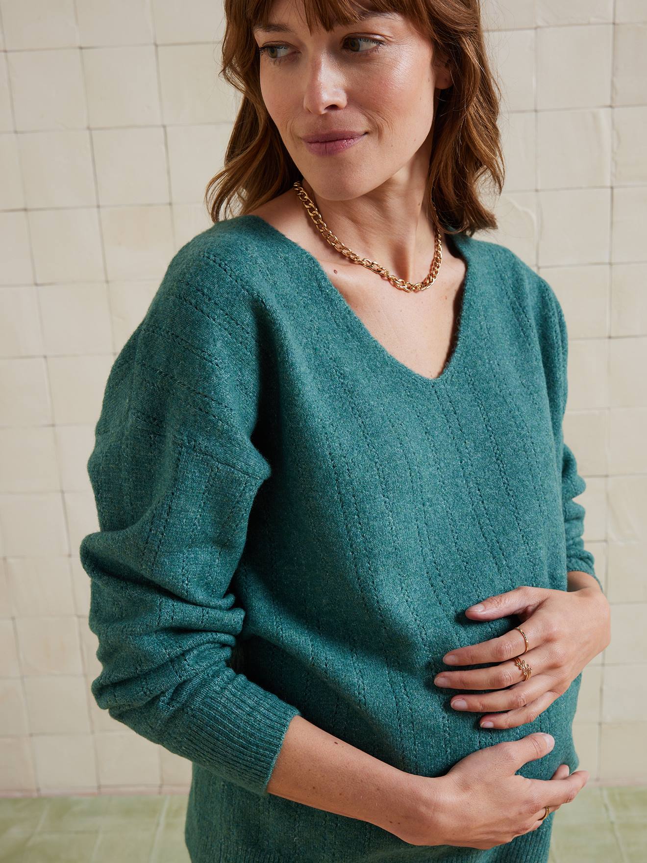 Pull col V grossesse en maille mousseuse fantaisie vert anglais